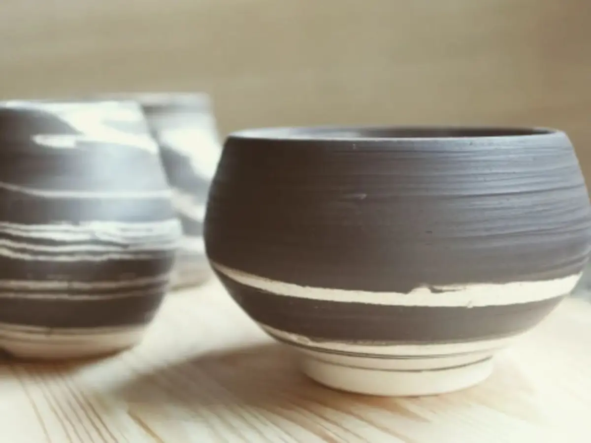 Atelier vase en céramique terre mélée à Salavre (01)