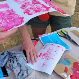 Ateliers à ciel ouvert : linogravure et tampon sur cartes et textiles !
