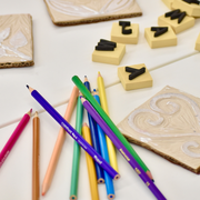 Ateliers enfants d'impression textile au tampon avec Attandi Trawalley à la Galerie du 19M