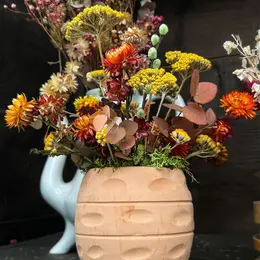 Ateliers enfants spécial Halloween chez Mendi - Centre de table en fleurs séchées