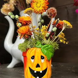 Ateliers enfants spécial Halloween chez Mendi - Composition en fleurs séchées