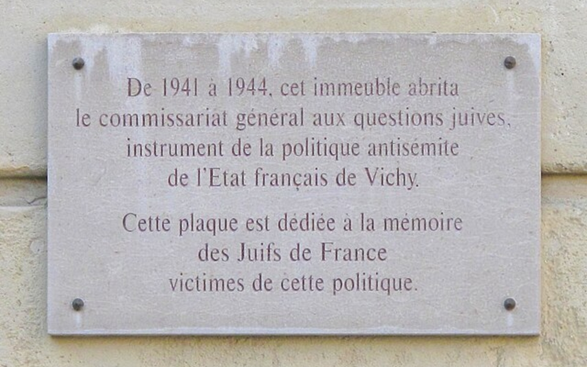 Plaque sur l'immeuble qui a hébergé le commissariat général aux questions juives pendant le régime de Vichy : 1, place des Petits-Pères, Paris 2e arr.