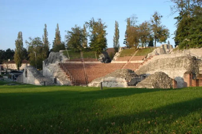 <p>Aucun autre théâtre romain au nord des Alpes n’est aussi bien conservé que cet imposant monument d’Augusta Raurica - Photo Augusta Raurica, tirée de www.augusta-raurica.ch</p>
