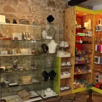L'intérieur de la boutique Autour des Pierres à Mulhouse &copy; Céline Zimmermann