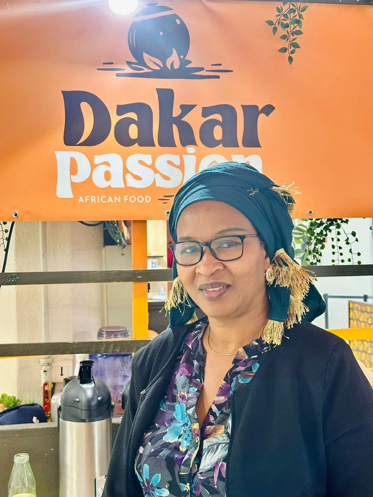 Gansiré devant son stand