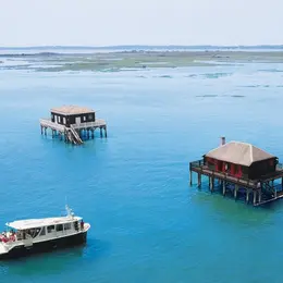 Avec ses cabanes tchanquées et ses eaux calmes, cette réserve naturelle à 1h de Bordeaux donne l'impression d'être au bout du monde