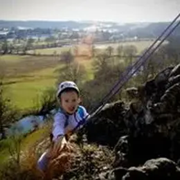 Avenga - Escalade en falaise