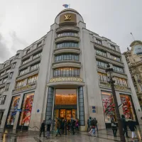 Boutique Louis Vuitton sur l'Avenue des Champs-Élysées &copy; Jorge Láscar, via flickr