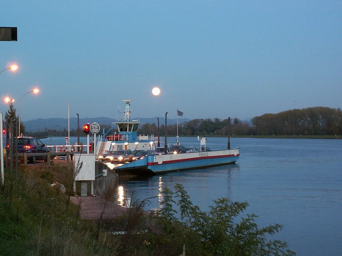 Le Bac automoteur passage du Rhin 