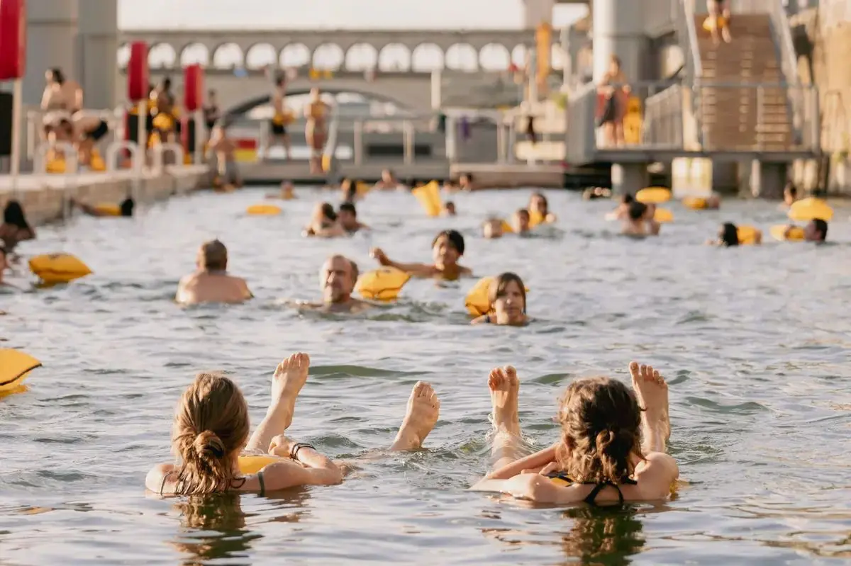 Baignades à Paris : un record de fréquentation dans la Seine et les canaux cet été