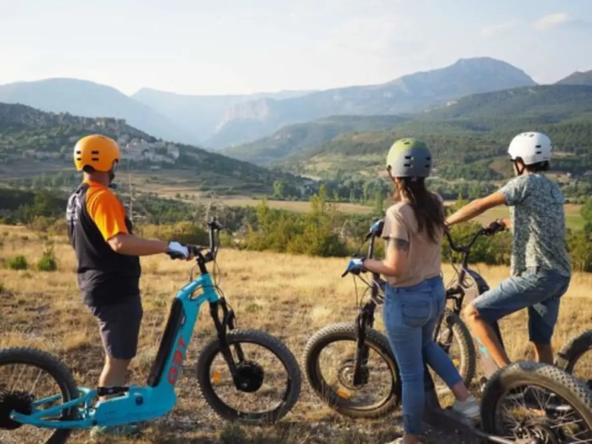 Balade à trottinette électrique dans le village de Trigance (83)