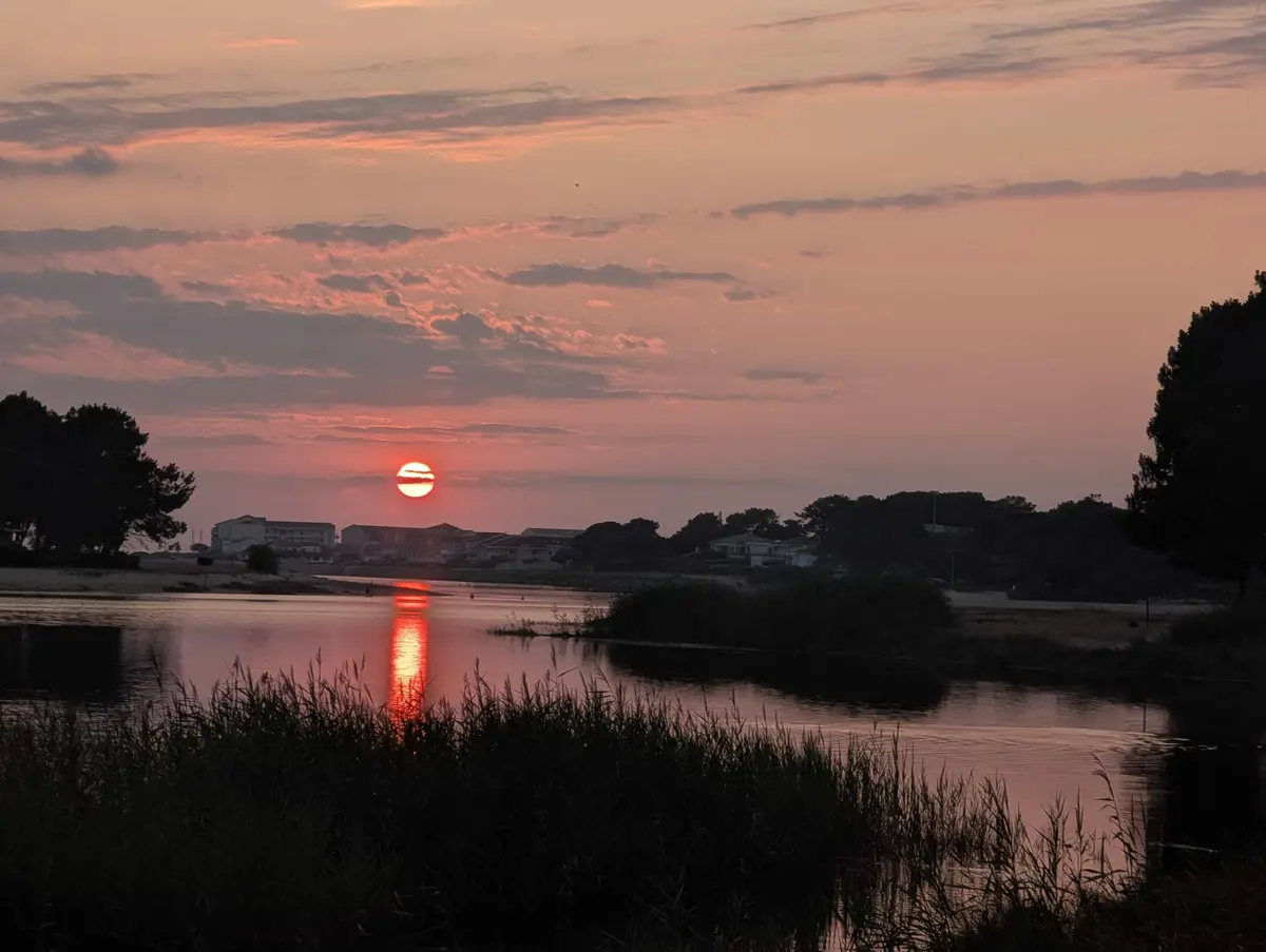Balade au coucher du soleil sur la plage