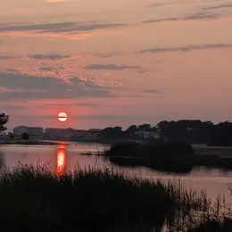 Balade au coucher du soleil sur la plage