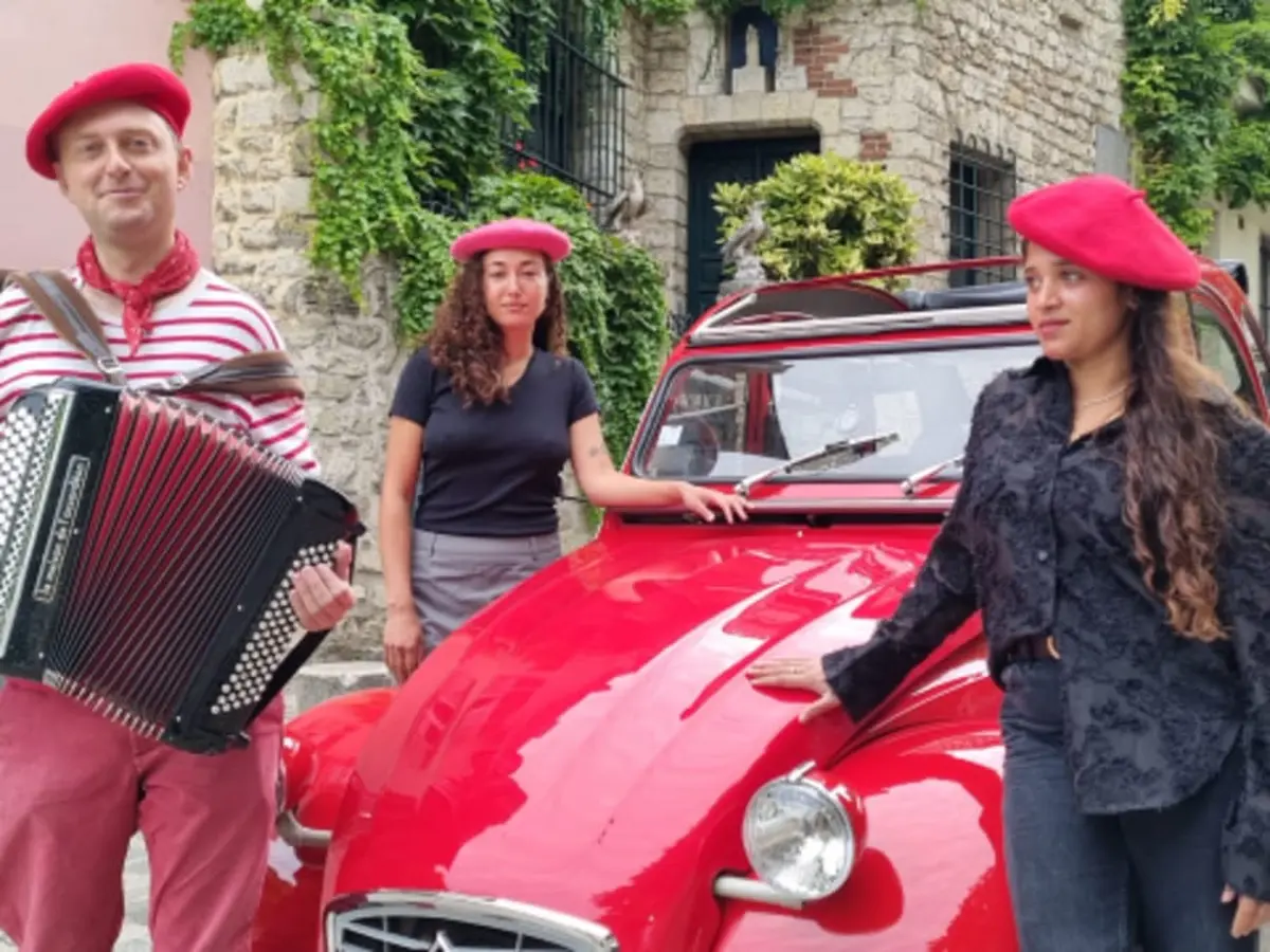 Balade en 2CV dans les rues de Paris (75)