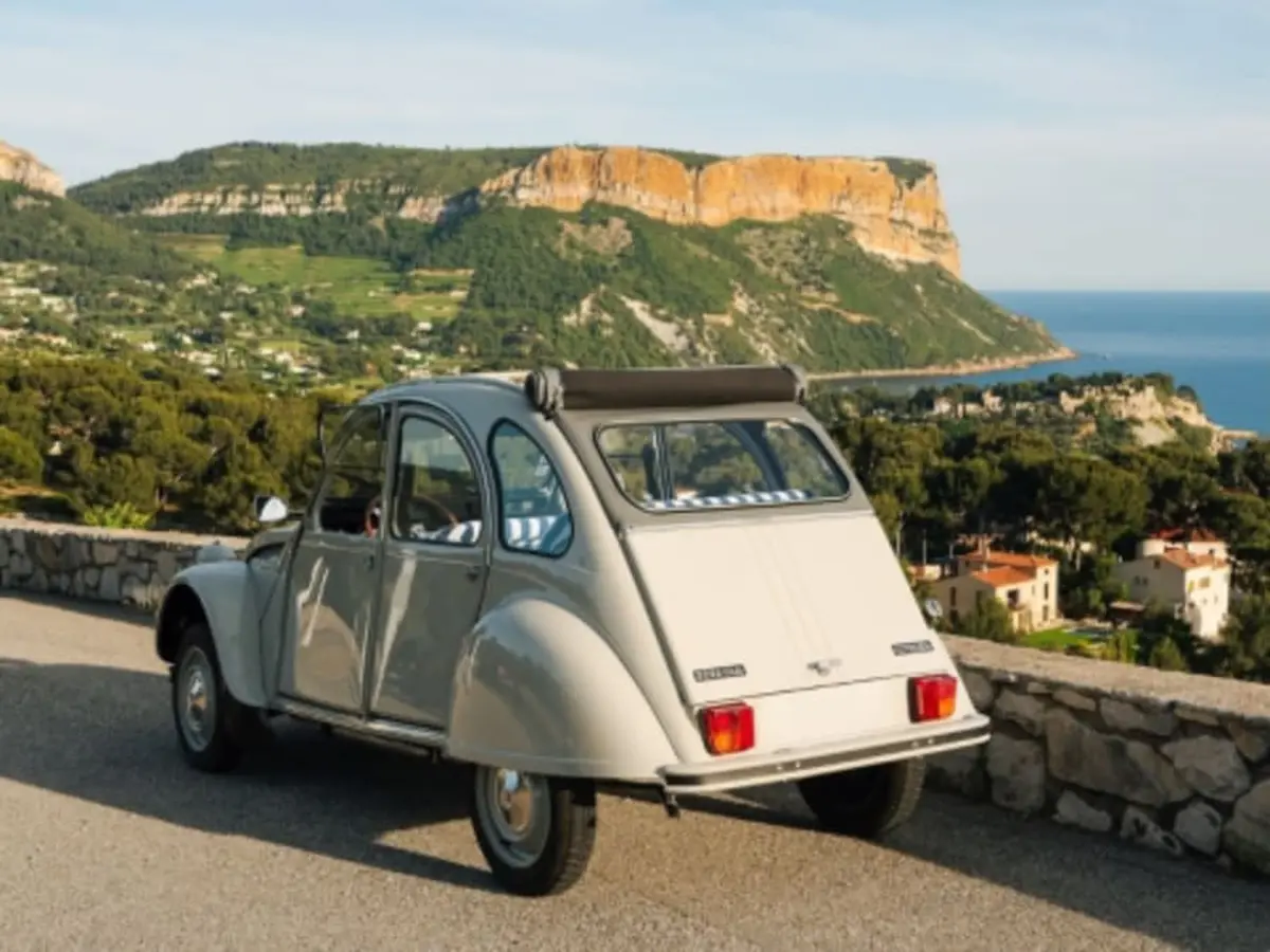 Balade en 2cv La Grande échappée au départ de Cassis (13)