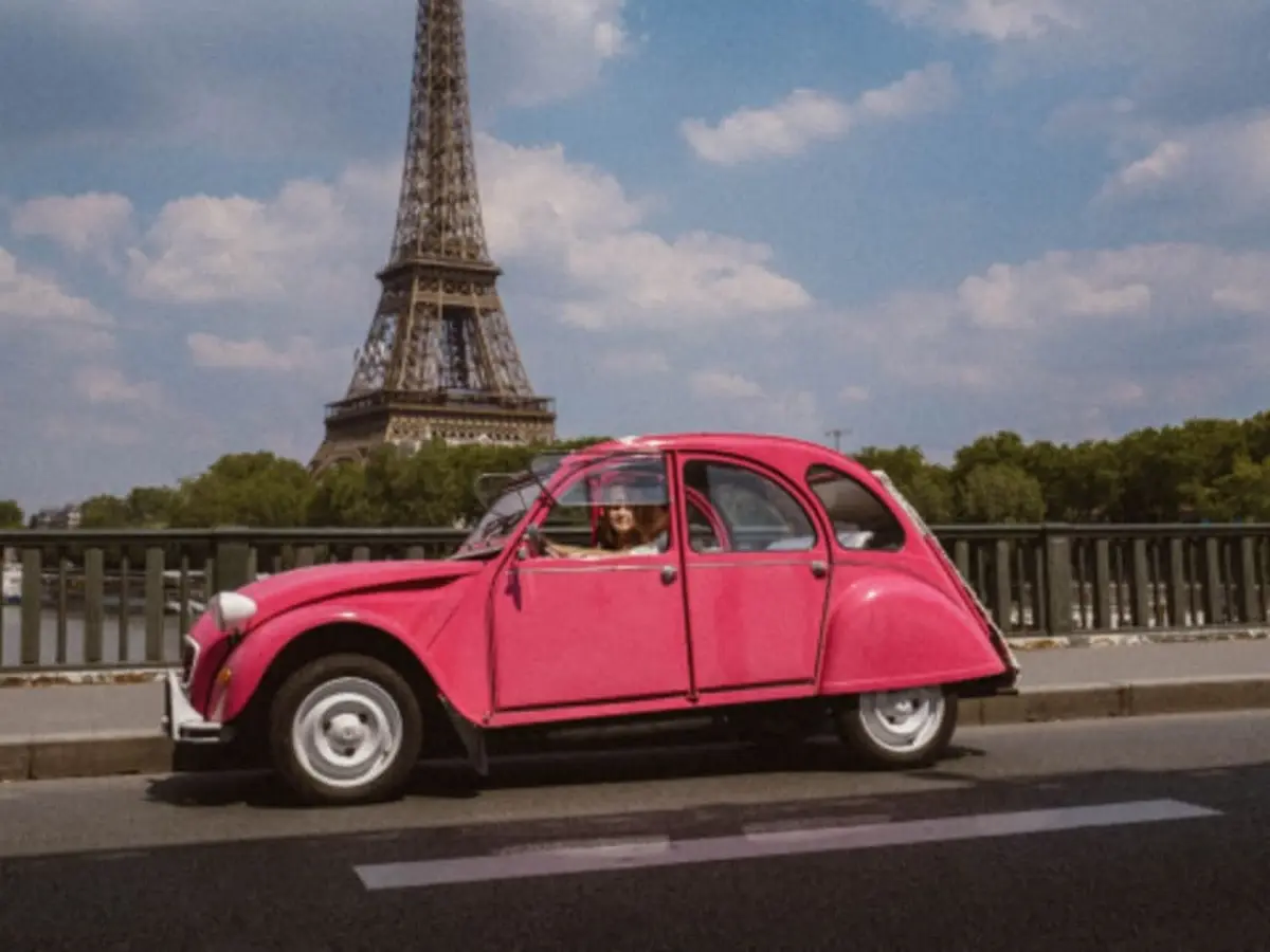 Balade en 2CV Rose à Paris