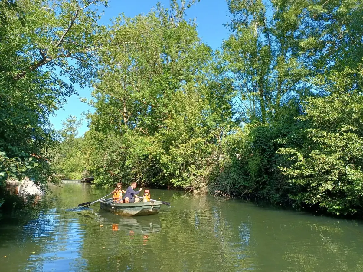 Balade en barque au crépuscule