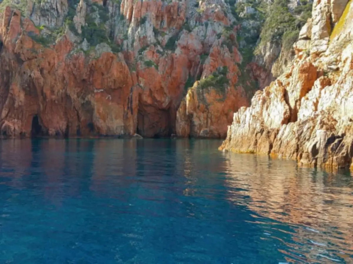 Balade en bateau dans les Calanques de Piana depuis Porto