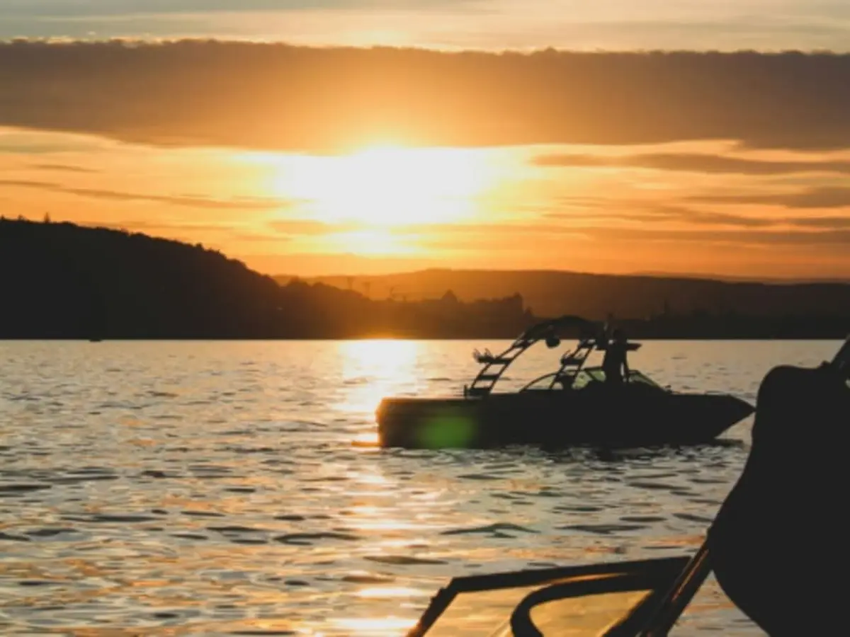 Balade en bateau priv&eacute; sur le lac d'Annecy
