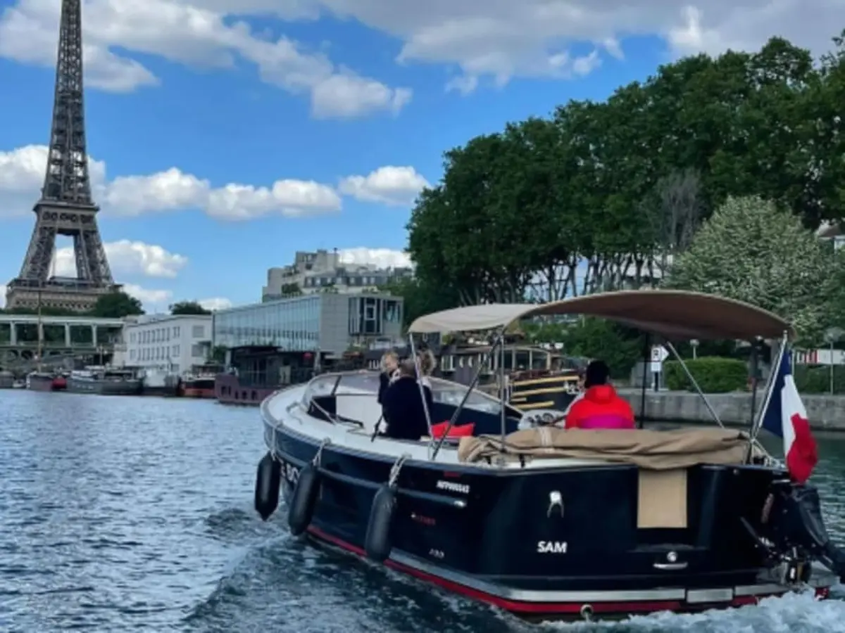Balade en Bateau sur la Seine au départ du Musée du Louvre (75)