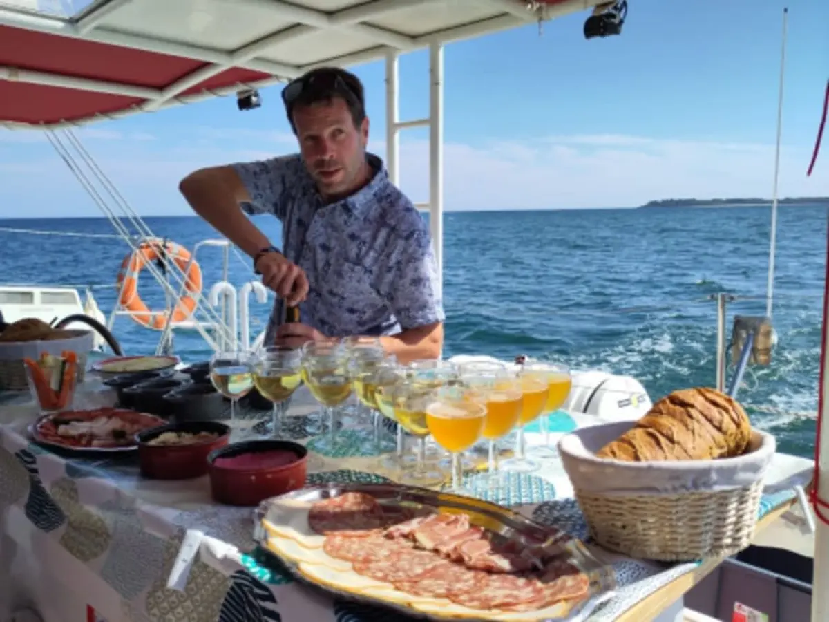 Balade en catamaran avec ap&eacute;ro sur les c&ocirc;tes de Lorient (56)