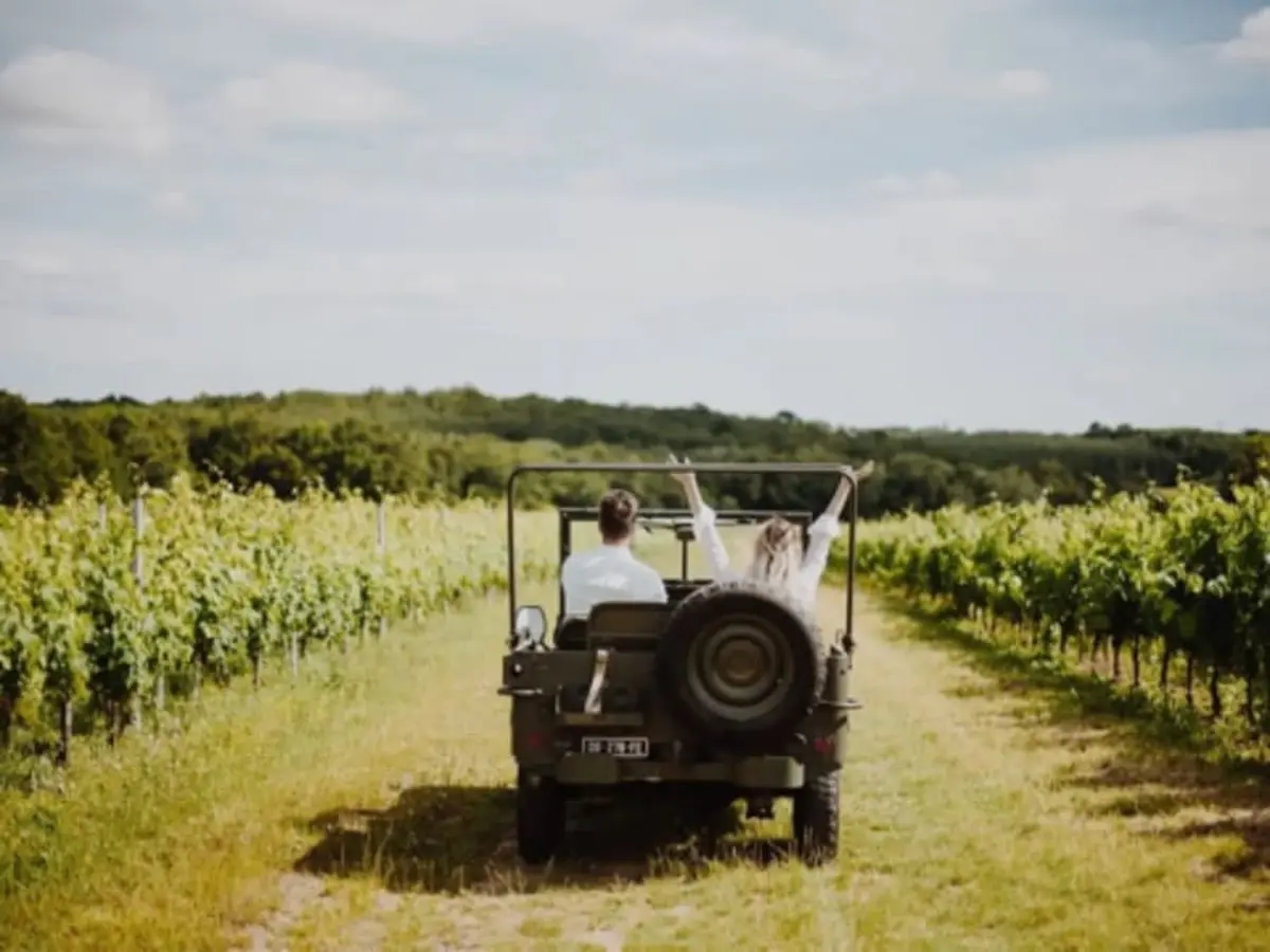 Balade en Jeep dans les vignes à Saint-Martin-du-Bois (33)