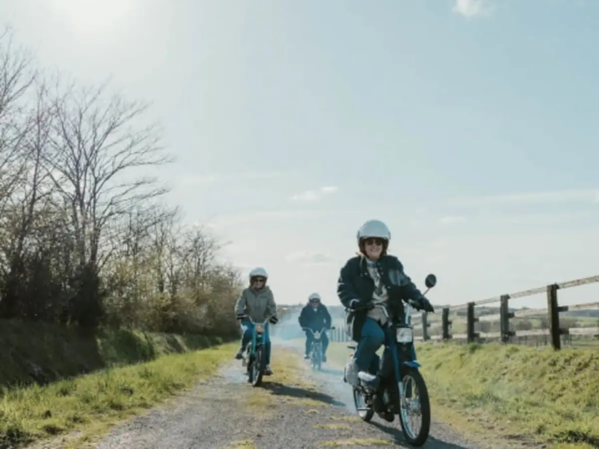 Balade en mobylette vintage au Pays de la Roche aux fées (35)