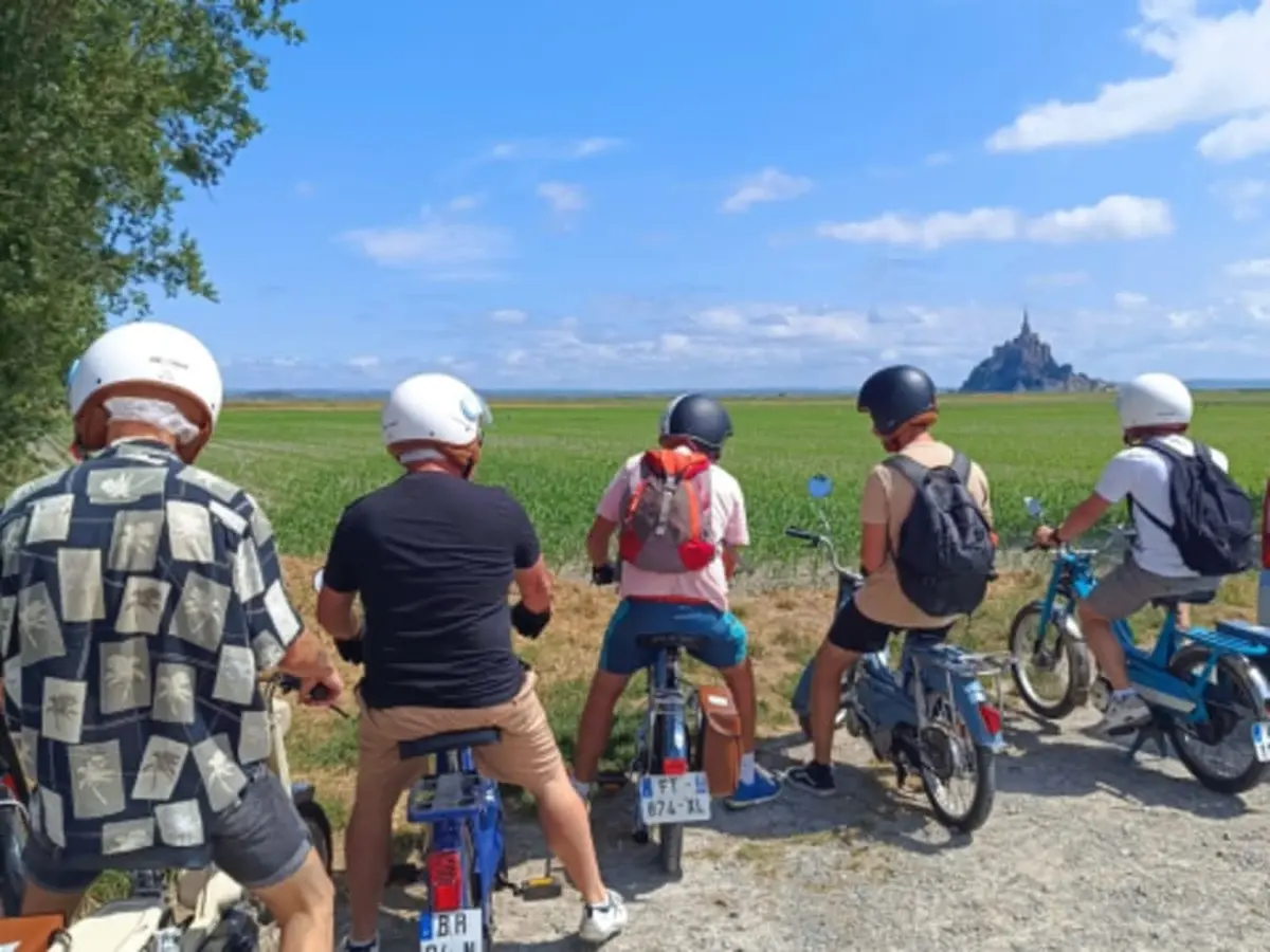 Balade en mobylette vintage sur la Baie du Mont-Saint-Michel