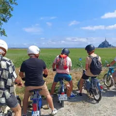 Balade en mobylette vintage sur la Baie du Mont-Saint-Michel