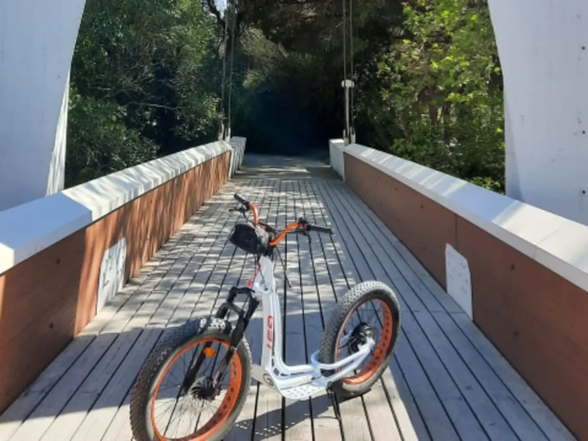 Balade en trottinette électrique au Pont Romain près de Lunel