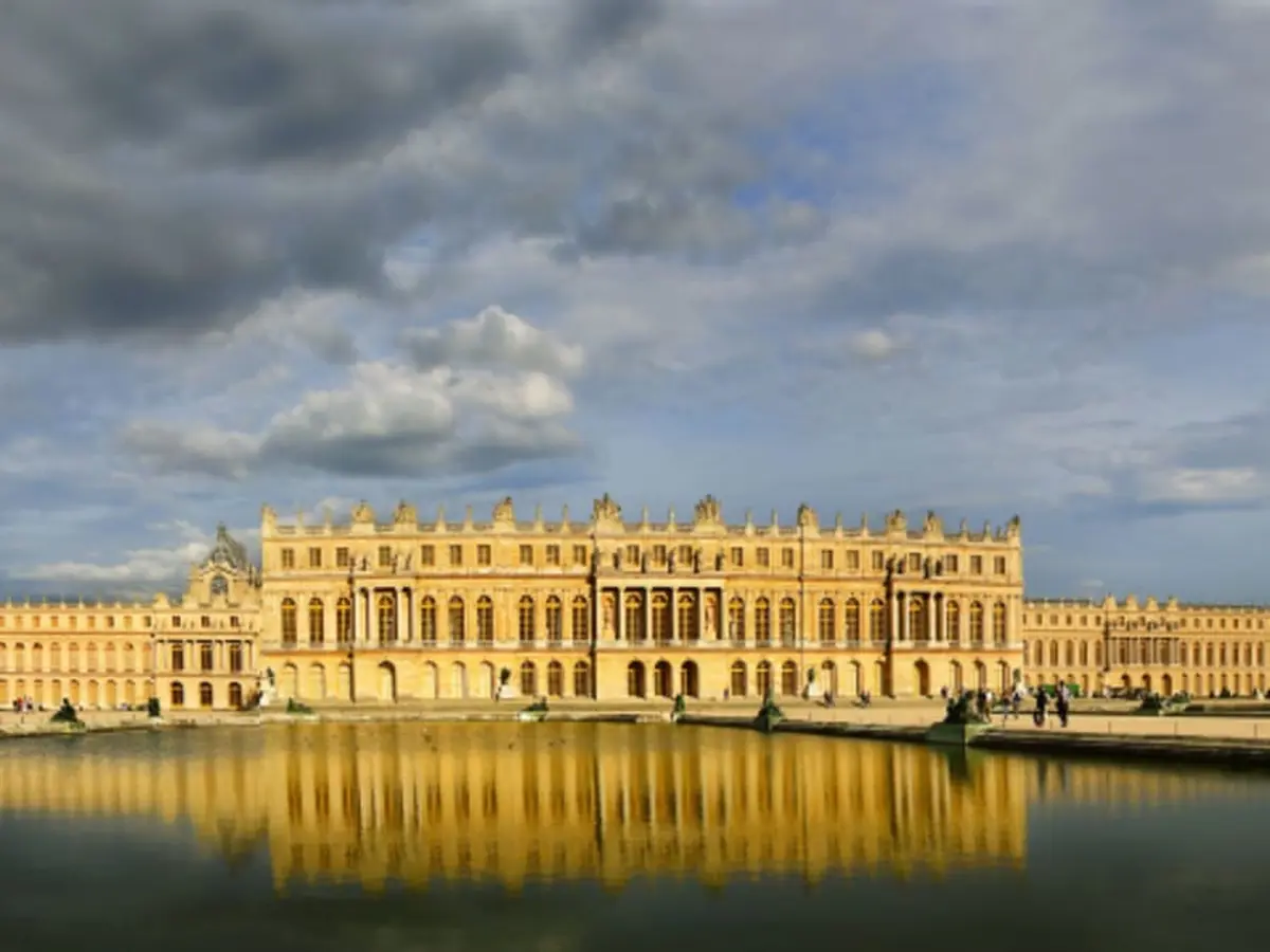 Balade en voiture de collection au Château de Versailles