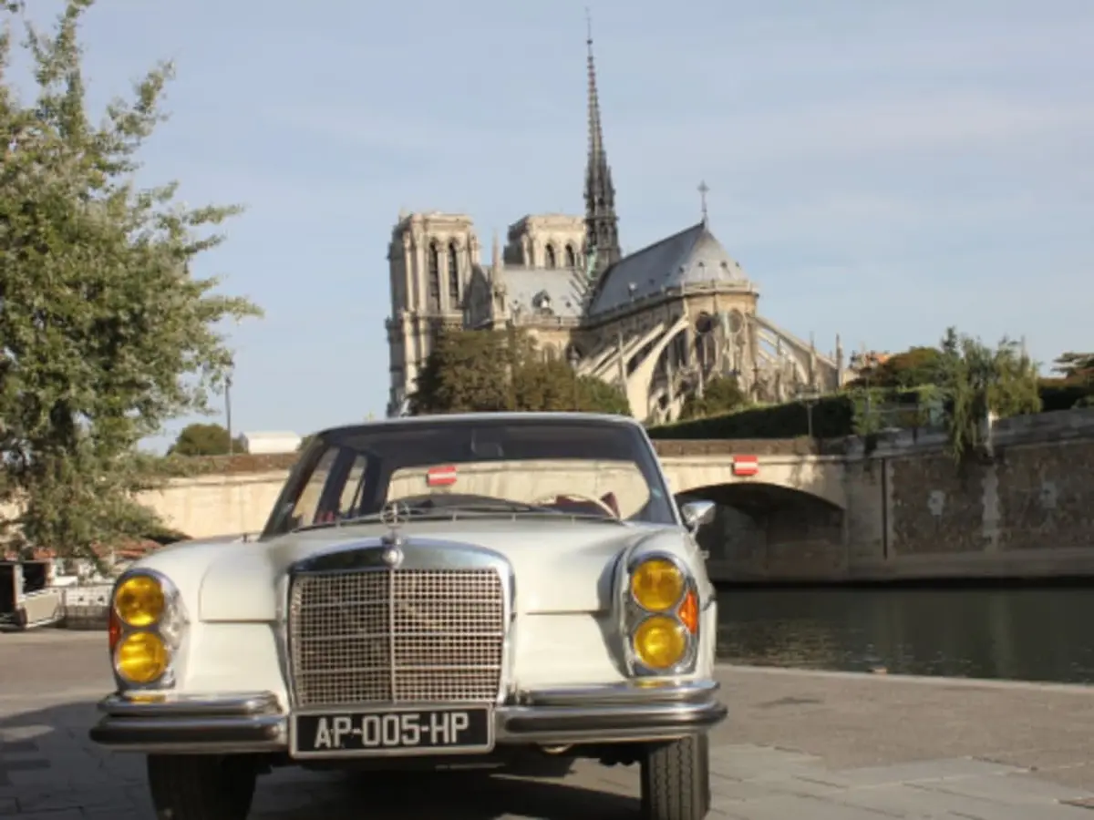 Balade en voiture de collection Paris Insolite
