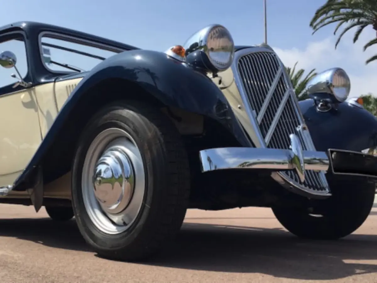 Balade en voiture vintage à Nice (06)