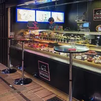 Balade gourmande dans les Halles Paul Bocuse à Lyon DR