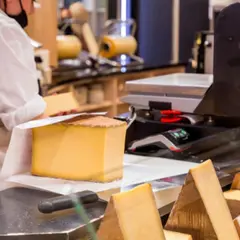 Balade gourmande dans les Halles Paul Bocuse à Lyon : une immersion culinaire au cœur du temple de la gastronomie