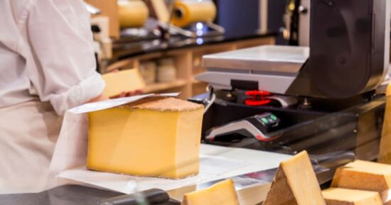 Balade gourmande dans les Halles "Paul Bocuse" &agrave; Lyon : une immersion culinaire au c&oelig;ur du temple de la gastronomie