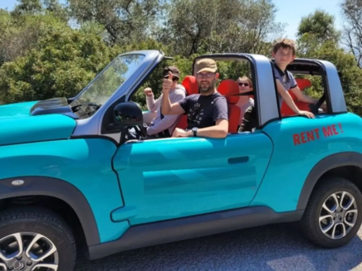 Balade guidée sur la côte d'Azur en cabriolet électrique bleu