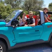 Balade guidée sur la côte d'Azur en cabriolet électrique bleu