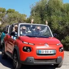 Balade guidée sur la côte d'Azur en cabriolet électrique rouge