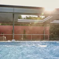 La piscine extérieure des Thermes Balinea DR