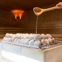 Les pierres chaudes du sauna sont aspergées toutes les heures DR