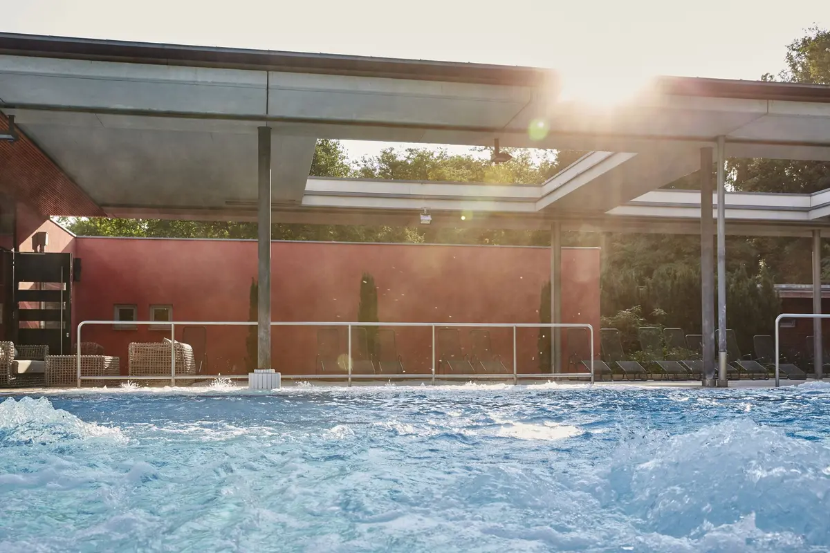 La piscine extérieure des Thermes Balinea