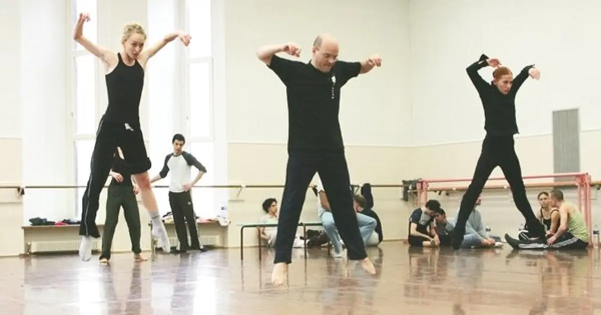 Les danseurs du Ballet du Rhin en répétition avec Bertrand d'At