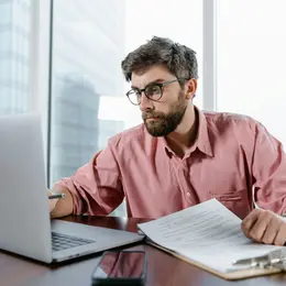 Banque en ligne VS banque traditionnelle : que choisir pour votre compte professionnel ?