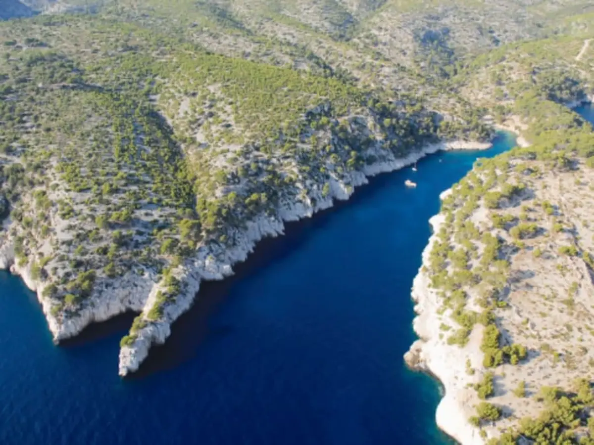 Baptême hélicoptère sur les calanques de Marseille