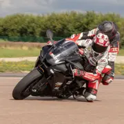 Baptême moto sur le circuit de la Ferté Gaucher : immersion encadrée sur piste de vitesse en Seine-et-Marne