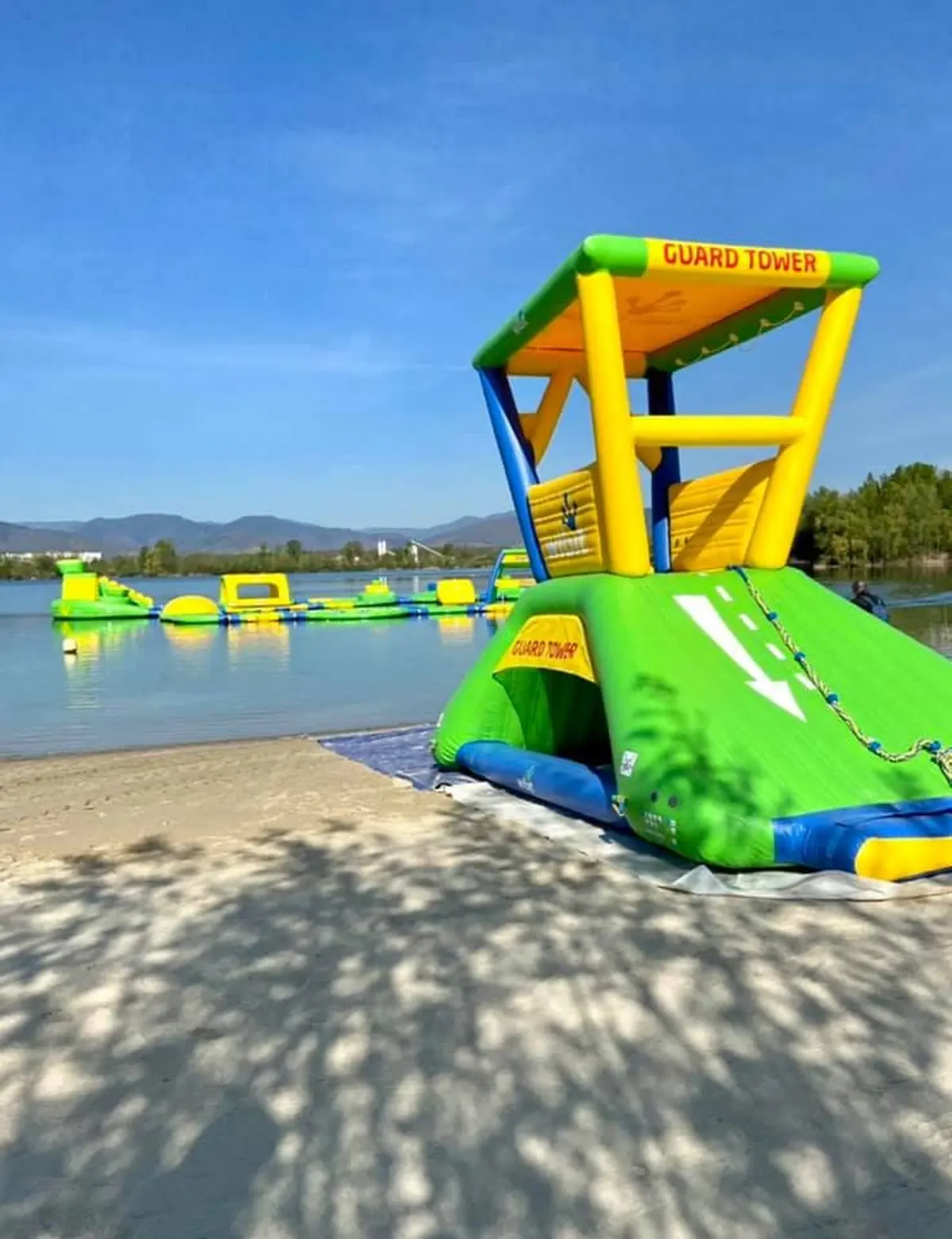 Le parc Aquagonfle est installé sur le plan d'eau de Colmar