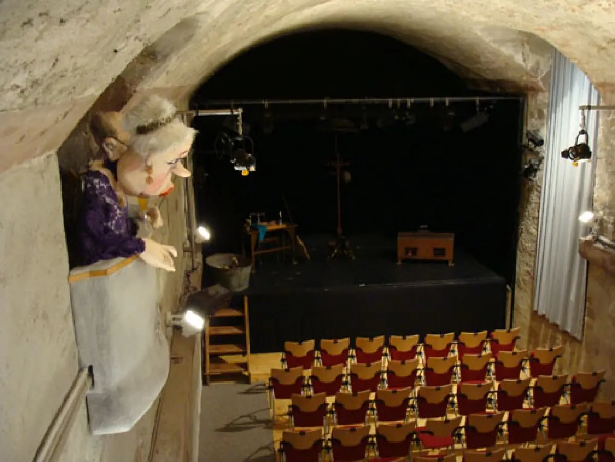 La salle principale du Basler Marionetten-Theater avec vue sur la loge
