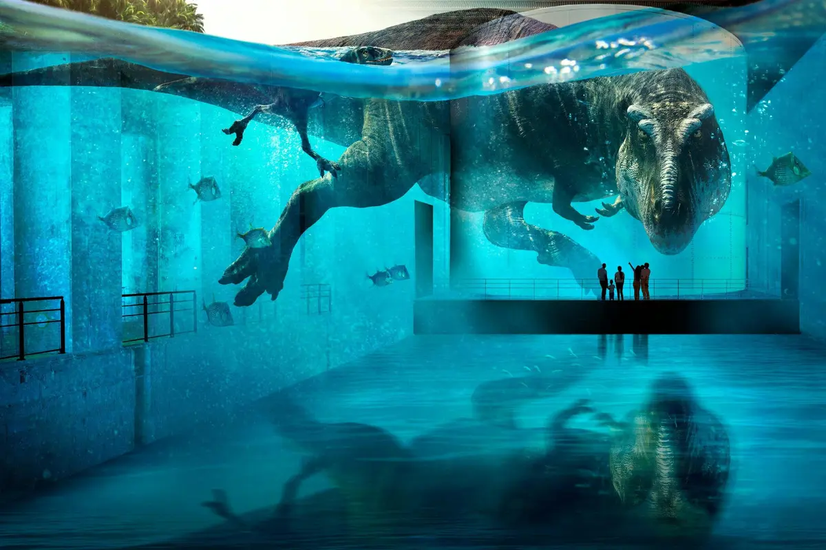 Un dinosaure aquatique géant nage dans un grand bassin, sous le regard des personnes qui se tiennent sur une plate-forme à l'arrière-plan.