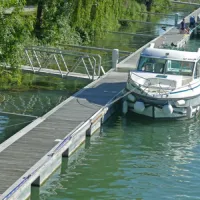 Louer un petit bateau pour une journée au fil de l'eau, une excellente idée de sortie loisirs &copy; Tsach - fotolia.com